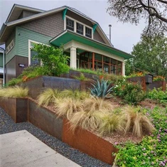 Kortenová oceľová oporná stena s hrdzavým povrchom